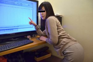 設定方法の分からなくなっちゃった美人パソコン講師が罪悪感を感じて中出しまでさせてくれました